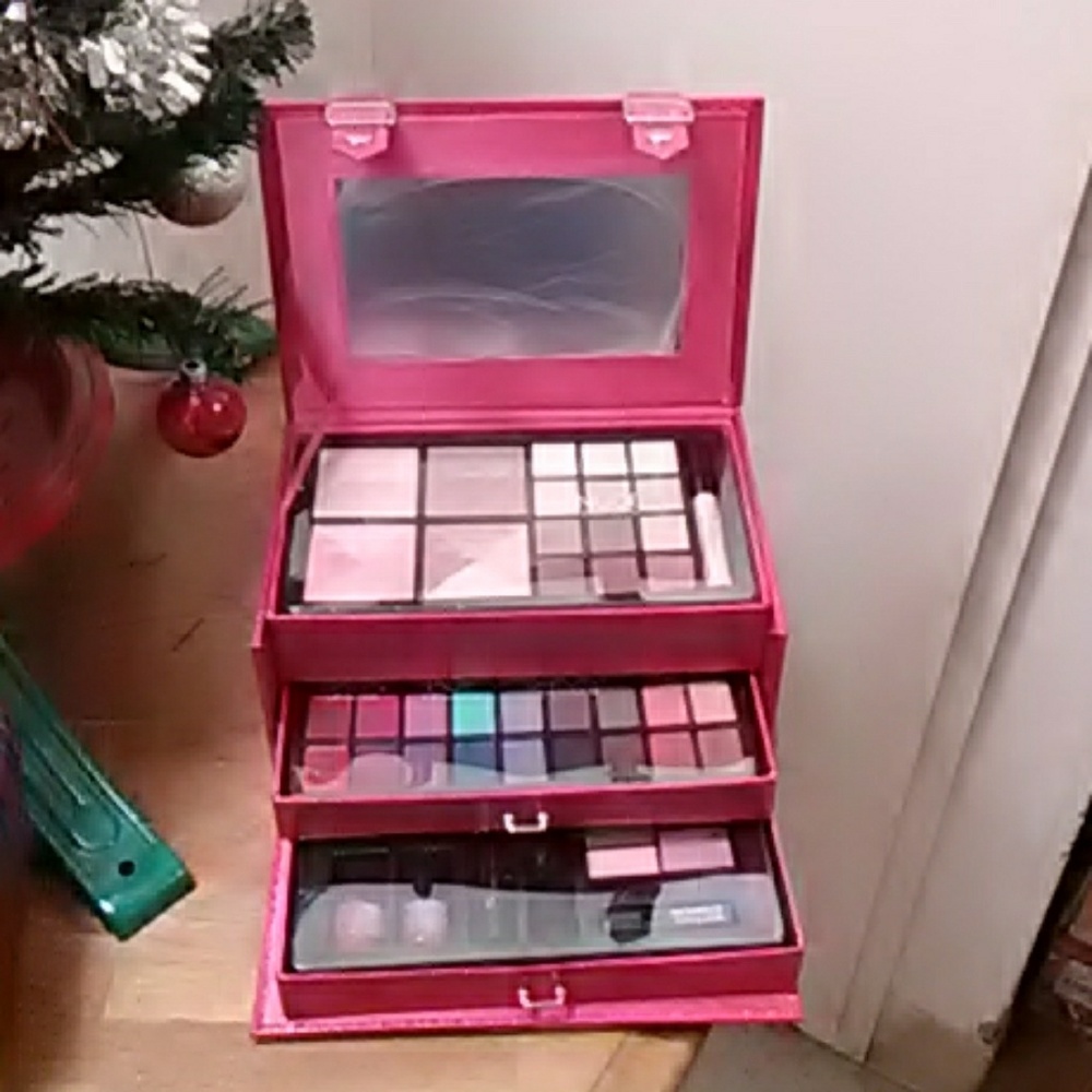 Brand new makeup kit never been used